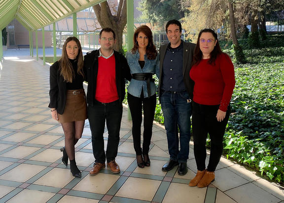 La responsable de los proyectos María Luisa Pérez, en el centro, junto al resto de miembros de su grupo de investigación.