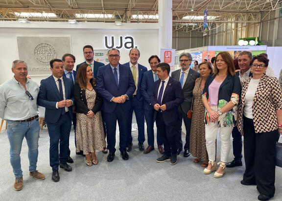 El Rector junto a autoridades, en el stand de la UJA tras la inauguración de Tierra Adentro.