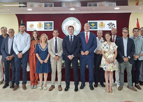 Foto de familia tras la inauguración de los XVI Cursos de Verano de la UJA en La Carolina.