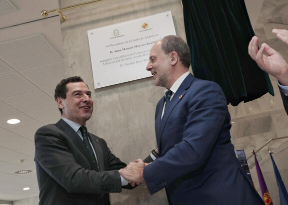 Nicolás Ruiz y Juan Manuel Moreno, tras descubrir la placa.