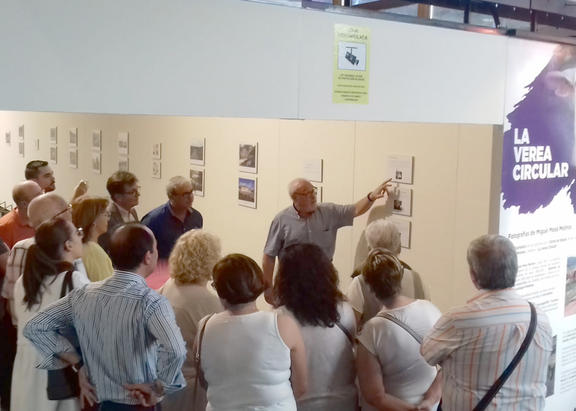 El coordinador Miguel Mesa muestra la exposición. 