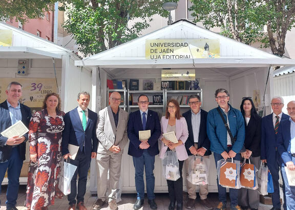 Autoridades, en la caseta de la Universidad de Jaén en la 39ª edición de la Feria del Libro.