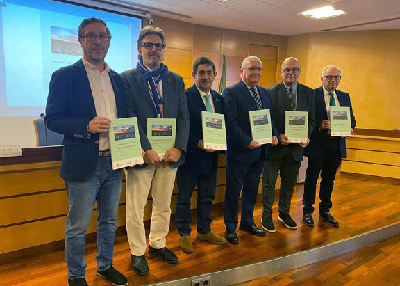 Miguel Contreras, Alberto del Real, Francisco Reyes, Patricio Lupiáñez, Manuel Fernández y Manuel Parras, con el informe.