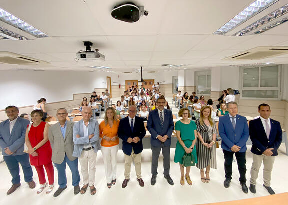 El Rector, junto a autoridades institucionales y responsables académicas, en el inicio del Grado en Medicina.