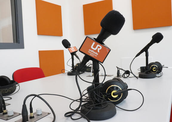 Micrófonos de UniRadio Jaén, en sus nuevas instalaciones.