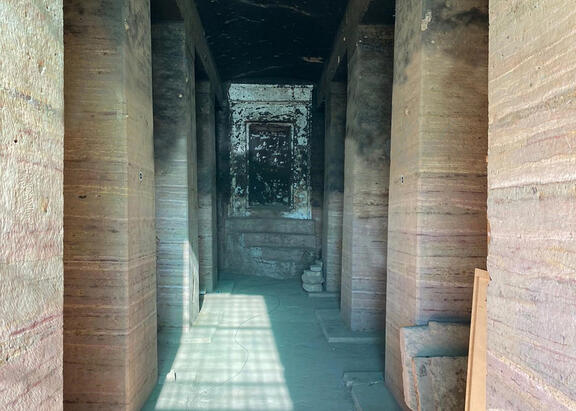 Imagen interior de la tumba, catalogada con el número 33, en la necrópolis de Qubbet el-Hawa (Asuán, Egipto).