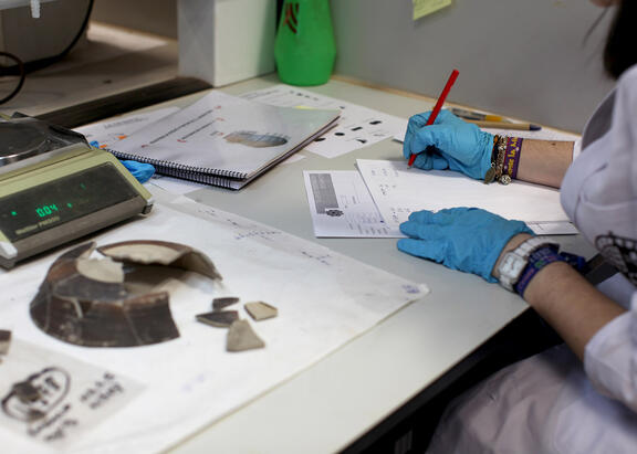 Trabajos con restos arqueológicos en un laboratorio de la UJA.