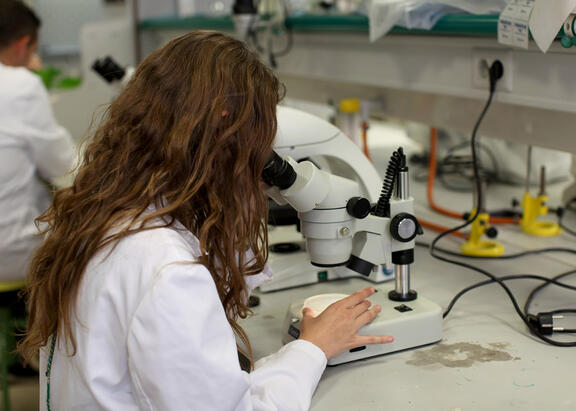Una investigadora de la UJA, en un laboratorio.