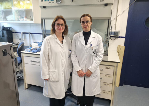 Las investigadoras de la UJA Hikmate Abriouel y Julia Manetsberger.