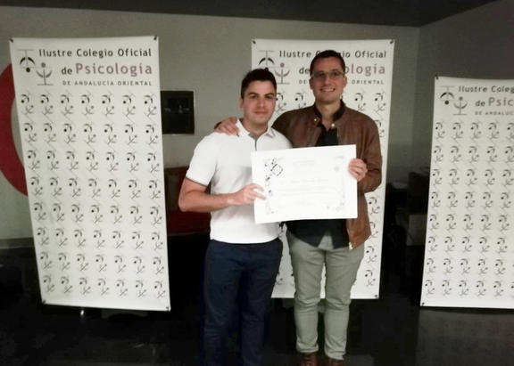 Miguel Camacho, a la izquierda, autor del trabajo, junto a su tutor, Pere Castellví, con el premio recibido.