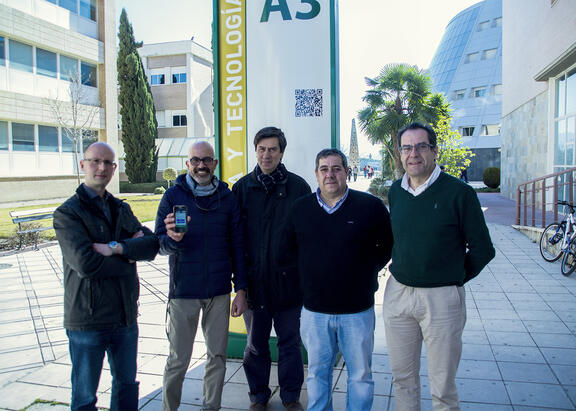 Los investigadores de la UJA Carlos Ogáyar, Jorge N. Domínguez, Diego Franco, Rafael Segura y Alfonso Ureña. Foto: María Isabel Arias.