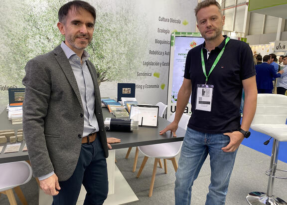 Diego Martínez y Javier Gámez, en el stand de la UJA en Expoliva.