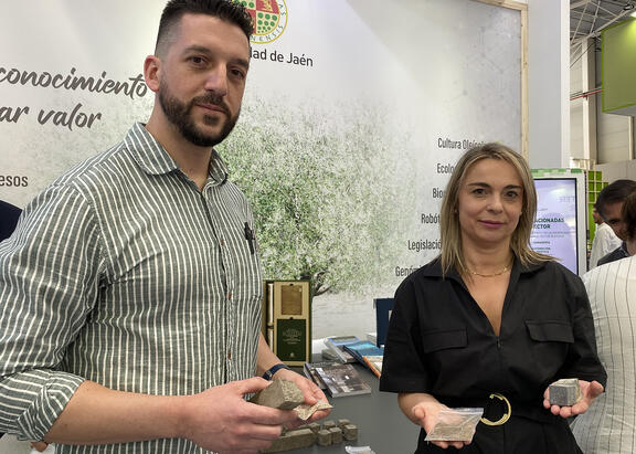 Dolores Eliche y Pedro Delgado, con los materiales obtenidos.