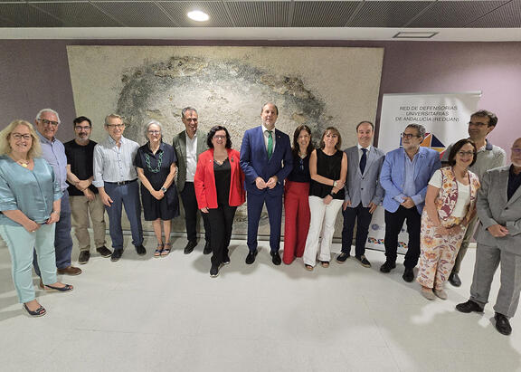 El Rector, en el centro, junto a integrantes de la Red de Defensorías Universitarias de Andalucía.