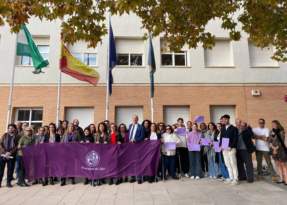 Equipo UJA y miembros de la comunidad universitaria, tras la lectura del manifiesto.