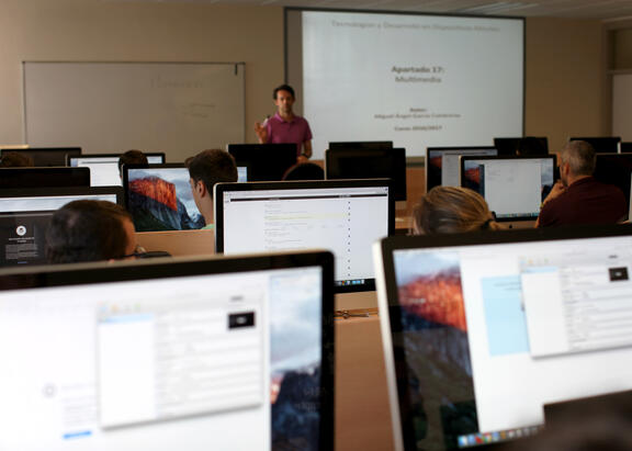 Imagen de archivo de una clase en un aula de informática del Edificio A3.