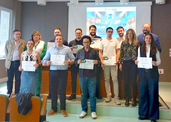 Representantes institucionales de la UJA, junto a algunos de los estudiantes premiados.