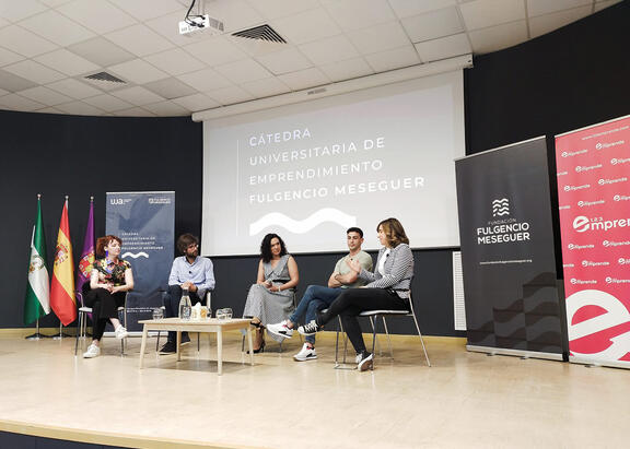 Mesa redonda con emprendedores sobre el fomento del emprendimiento universitario.
