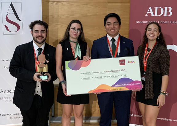 Integrantes del equipo del Aula de Debate de la UJA participantes en el torneo.