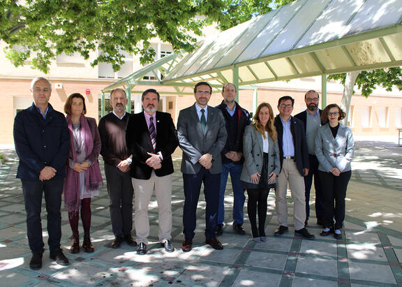 El Rector de la UJA, en el centro, junto a parte de su nuevo Equipo de Gobierno.