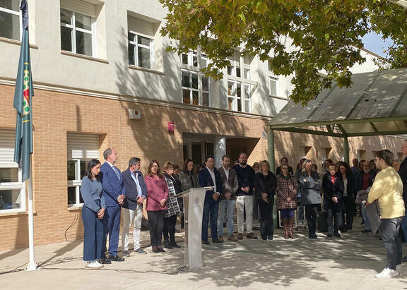 Minuto de silencio guardado ante el Rectorado, en el Campus Las Lagunillas.