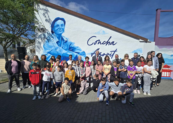 Representantes institucionales y escolares, delante del mural dedicado a Concha Azorit.