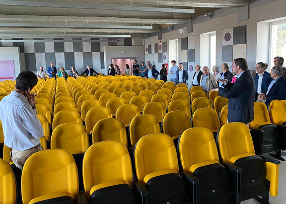 El Rector muestra el nuevo Salón de Grados habilitado en la antigua Escuela de Magisterio de Jaén.