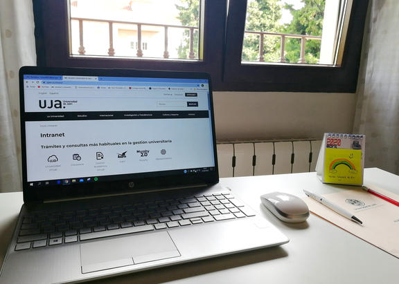 Imagen de un ordenador con la página de intranet de la UJA. Foto: M.C.M.
