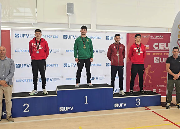 Fernando Rodríguez, con el oro conseguido en lucha olímpica, en lo alto del podium.