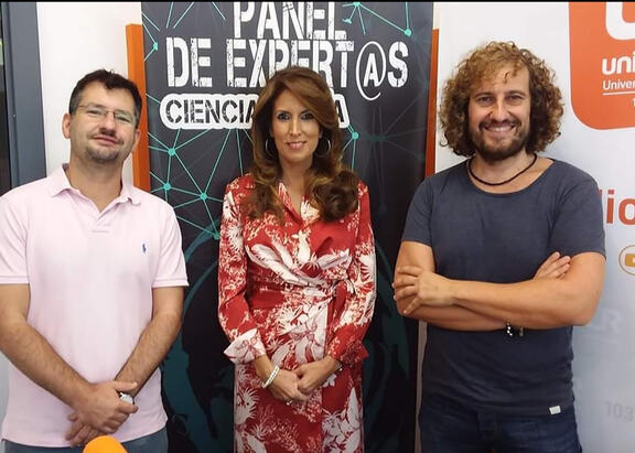 Julio A. Olivares, Marisa Pérez Cañado y Diego Rascón Moreno, en los estudios de UniRadio Jaén.