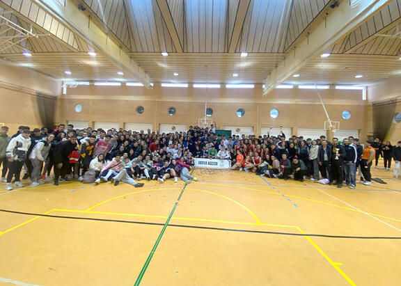 Foto de familia de participantes en el campus de Jaén, tras la entrega de los trofeos.