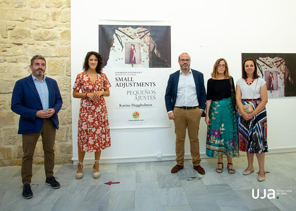 Acto de inauguración de la exposición 'Pequeños Ajustes'.
