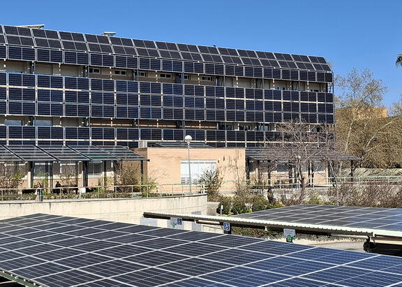 Placas fotovoltaicas en el Campus Las Lagunillas.