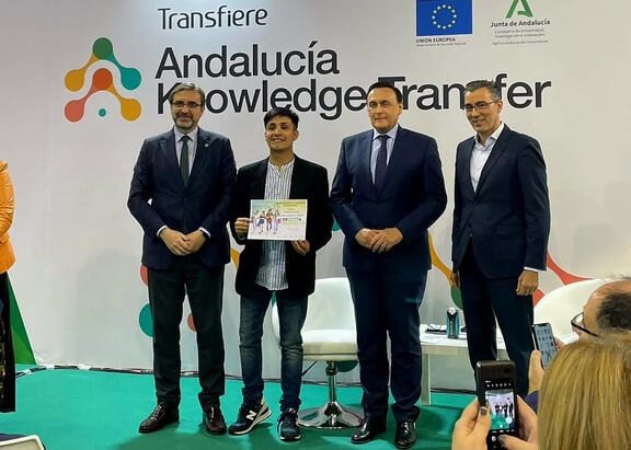 Entrega del premio a la idea INTILUZ.
