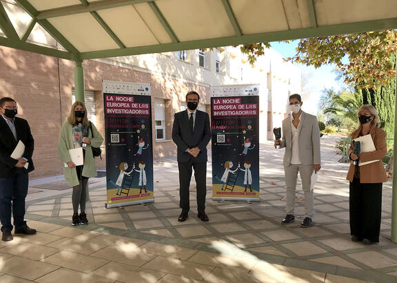 Los premiados, con el Rector de la UJA en el centro.