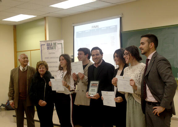 Responsables institucionales, con el alumnado premiado. Foto: José Ignacio Fernández Entrambasaguas