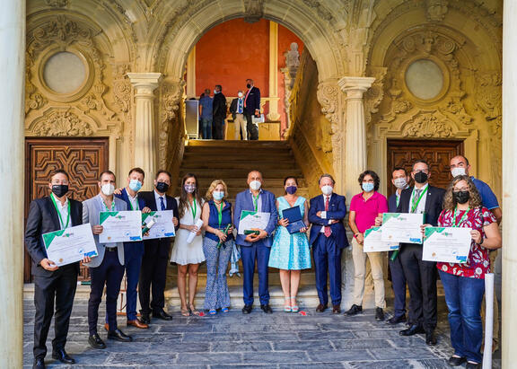 Foto de familia con todos los premiados por AEMARK. 