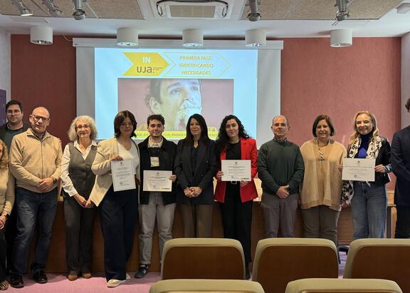 Foto de familia con premiados, organizadores y colaboradores.