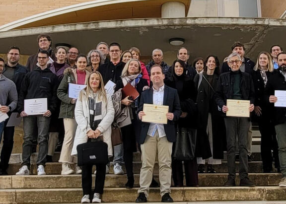 Foto de familia con representantes del Vicerrectorado de Estudiantes y Empleabilidad y premiados.