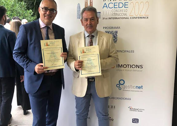 Dos de los investigadores premiados, José Moyano y Juan M. Maqueira.
