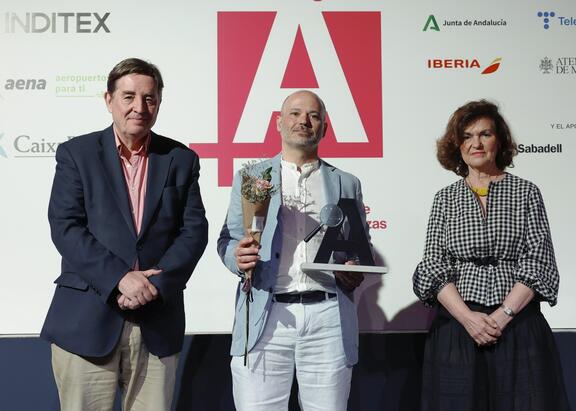 El catedrático de la UJA David Mañero, con el galardón, junto a Luis García Montero y Carmen Calvo.