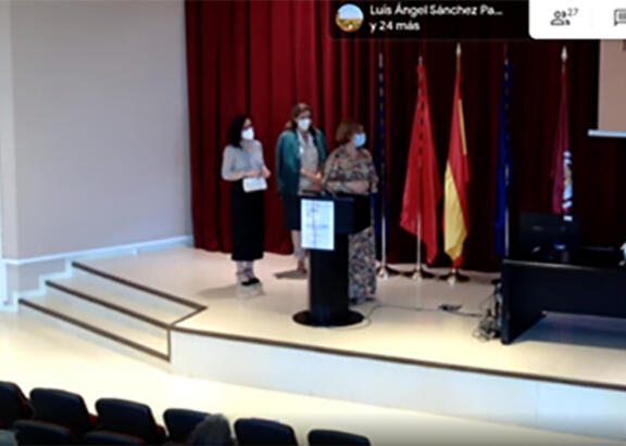 Entrega del premio a las investigadoras de la UJA.