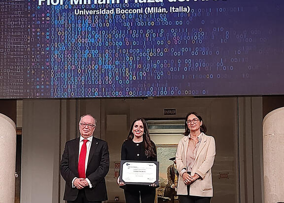 Entrega del premio a Flor Miriam Plaza.