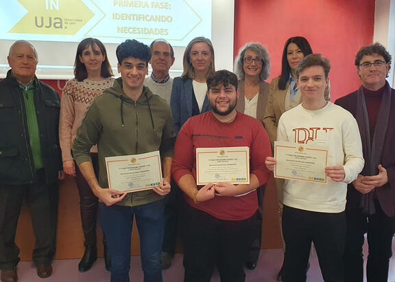 Premiados, junto a organizadores y promotores.