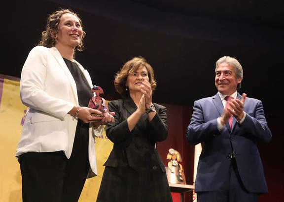 Antonia García, con el premio, junto a Carmen Calvo y a Lucrecio Fernández, delegado del Gobierno en Andalucía. Foto: Subdelegación del Gobierno de Jaén.