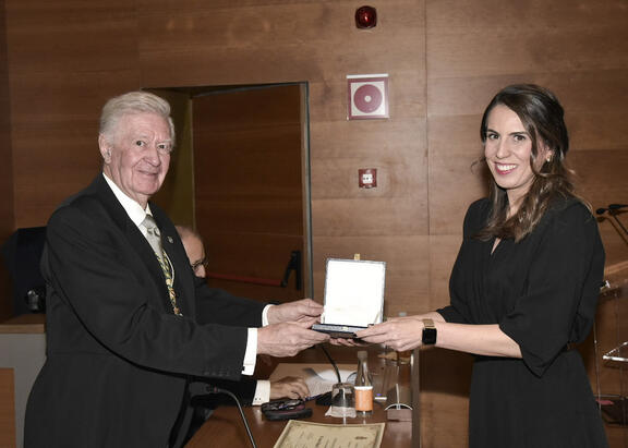 Entrega del premio a la investigadora de la UJA Macarena Espinilla.