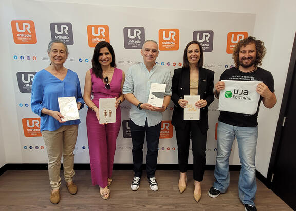 Entrega del premio a Francisco Esteban Ruiz, Raquel Caballero Águila y Elena Felíu Arquiola.