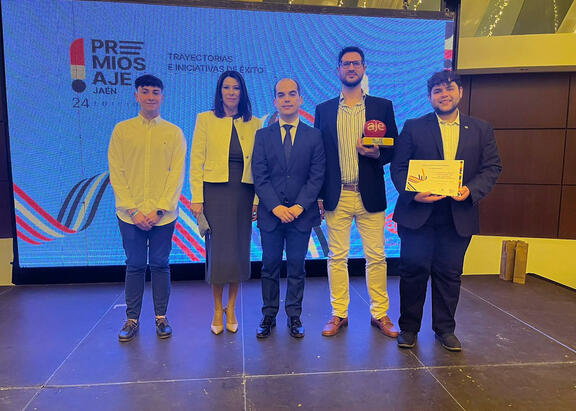 Representantes institucionales y alumnado de la UJA premiado.