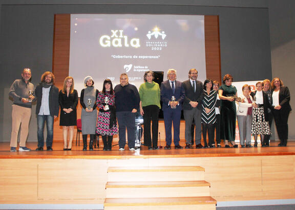 Foto de familia con representantes institucionales y premiados.