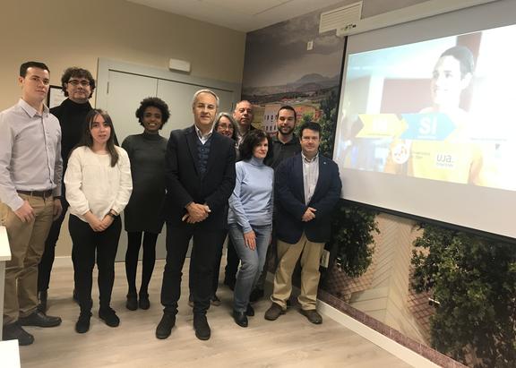 Foto de familia de responsables institucionales y premiados.
